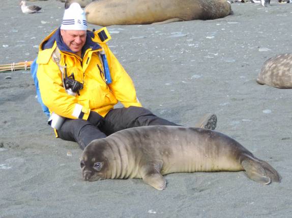 Interagindo com um pequeno elefante-marinho na praia de Gold Harbour, na Geórgia do Sul